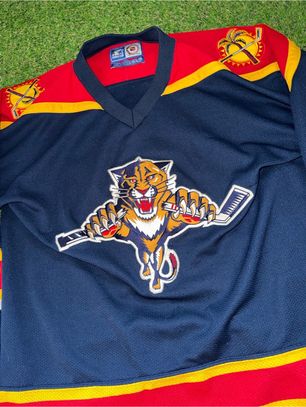 STARTER Navy and Red Hockey Jersey Collar Detail - Picture 2 of 3